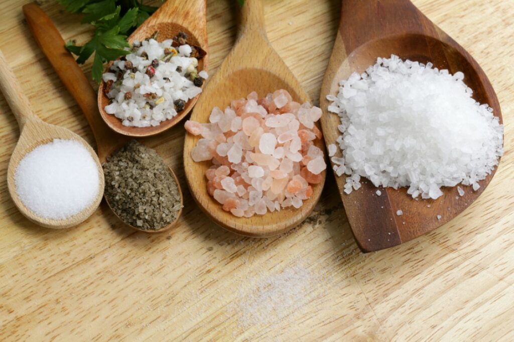 Чем опасна нехватка соли в организме