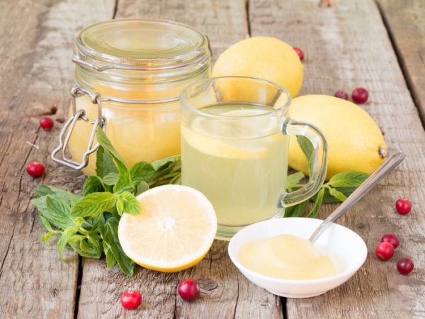 Три причины начать пить воду с медом и лимоном по утрам