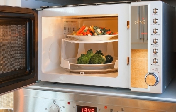 5 блюд, которые можно готовить в микроволновке: правила летней кухни