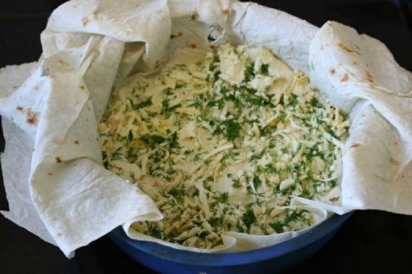 Потрясающий сырный пирог с зеленью из армянского лаваша