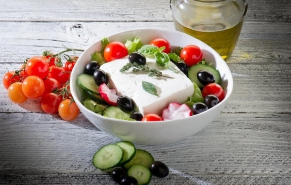 Греческий салат: блистательная идея для легкого семейного ужина