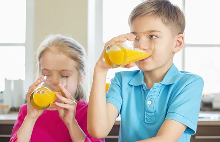 Какие соки полезно пить детям