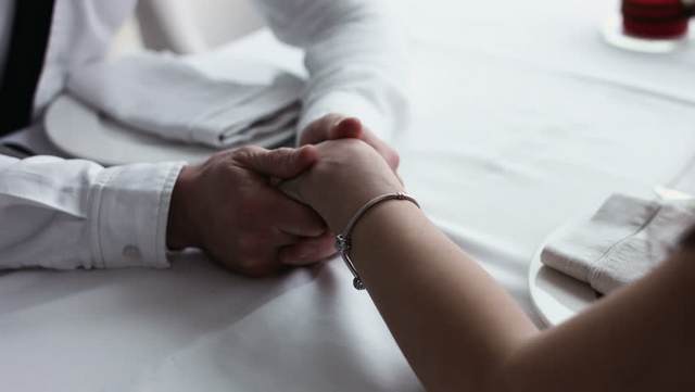 То как вы держитесь за руки может многое рассказать о ваших отношениях 