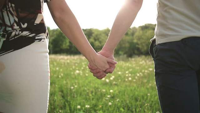 То как вы держитесь за руки может многое рассказать о ваших отношениях 