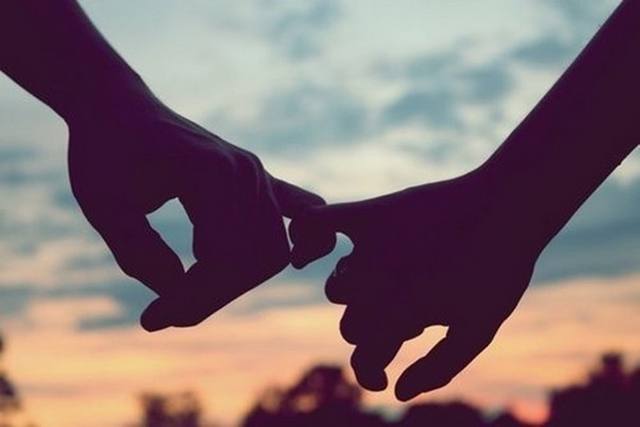 То как вы держитесь за руки может многое рассказать о ваших отношениях  