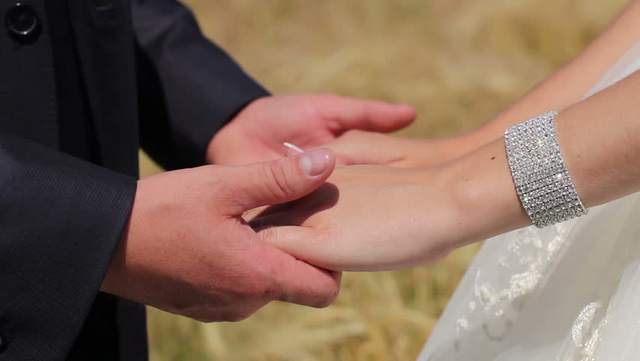 То как вы держитесь за руки может многое рассказать о ваших отношениях 