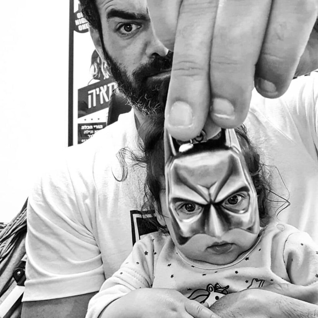 Израильский художник показал, как выглядит его дочка, которая после рождения тоже стала героиней его комиксов