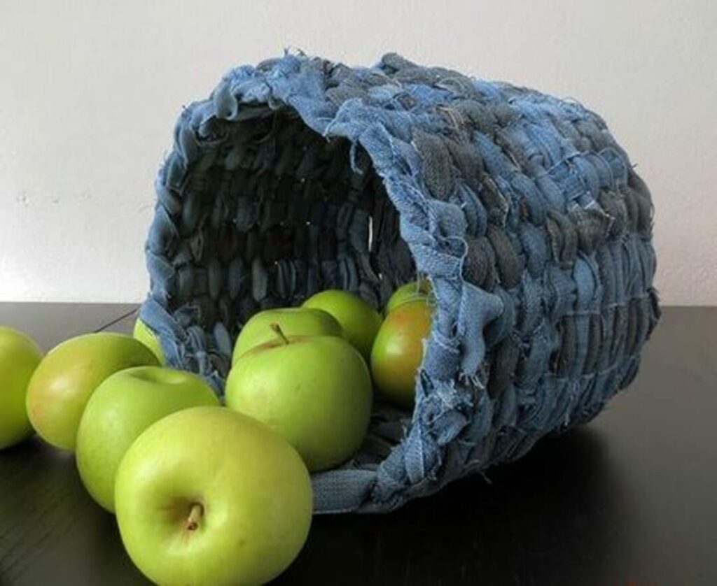 Как использовать старые джинсы: неожиданные идеи с фото