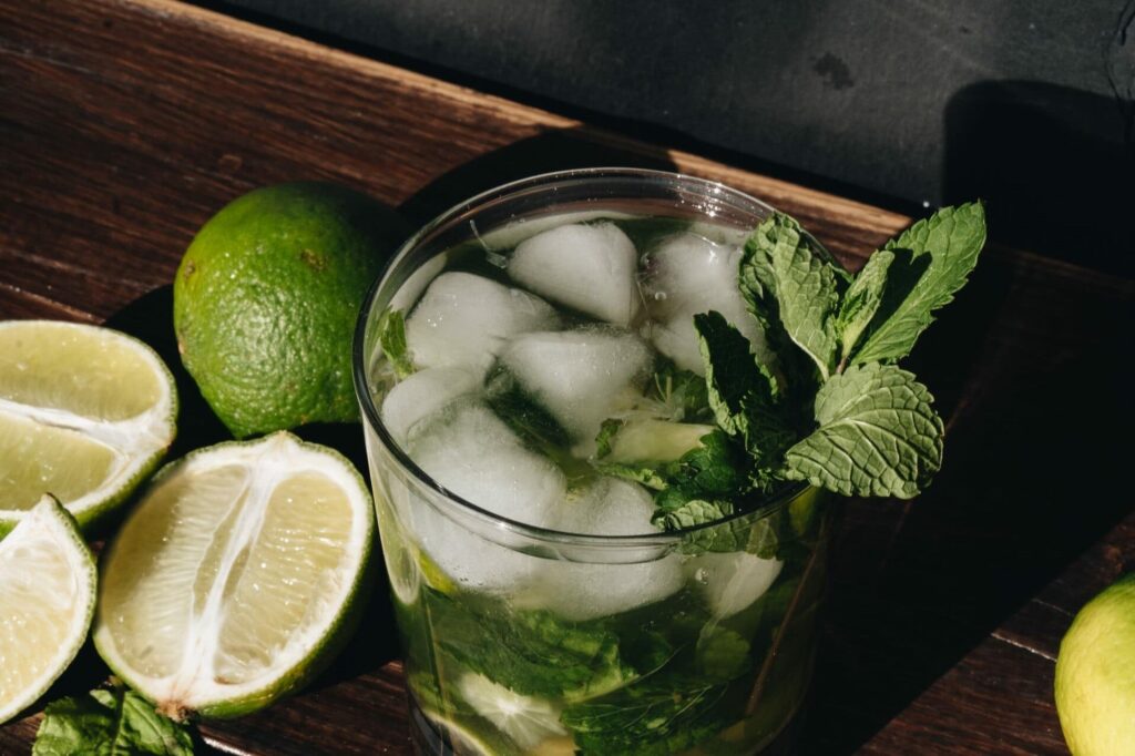 Как быстро охладить напитки в жару - полезные лайфхаки