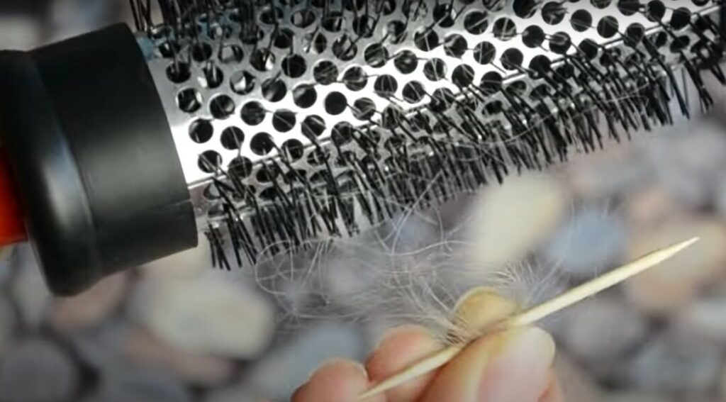 Как почистить расческу от волос и грязи