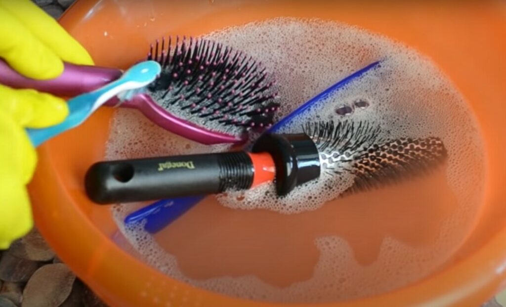 Как почистить расческу от волос и грязи