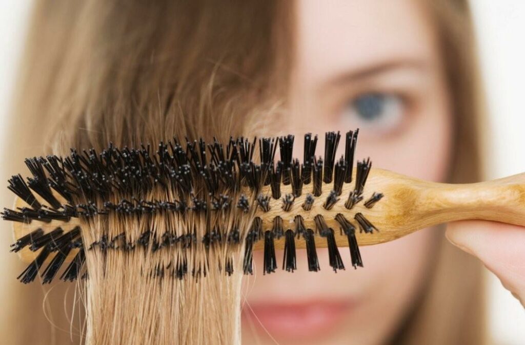 Как почистить расческу от волос и грязи