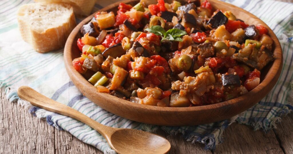 Капоната: как приготовить тушеные баклажаны по-итальянски