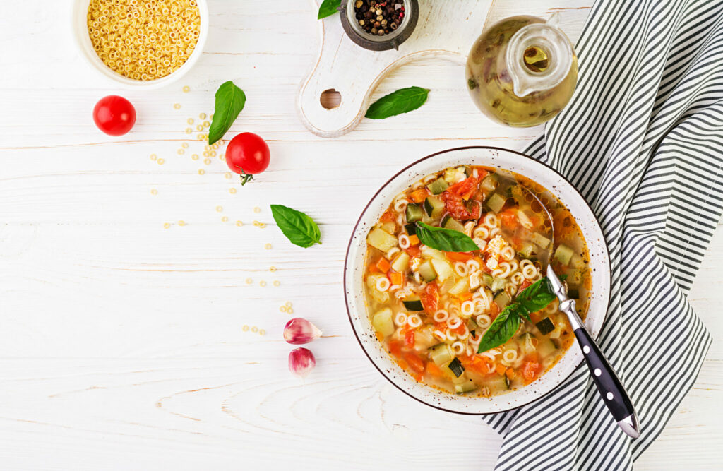 Минестроне: рецепт итальянского супа с летними овощами и пастой